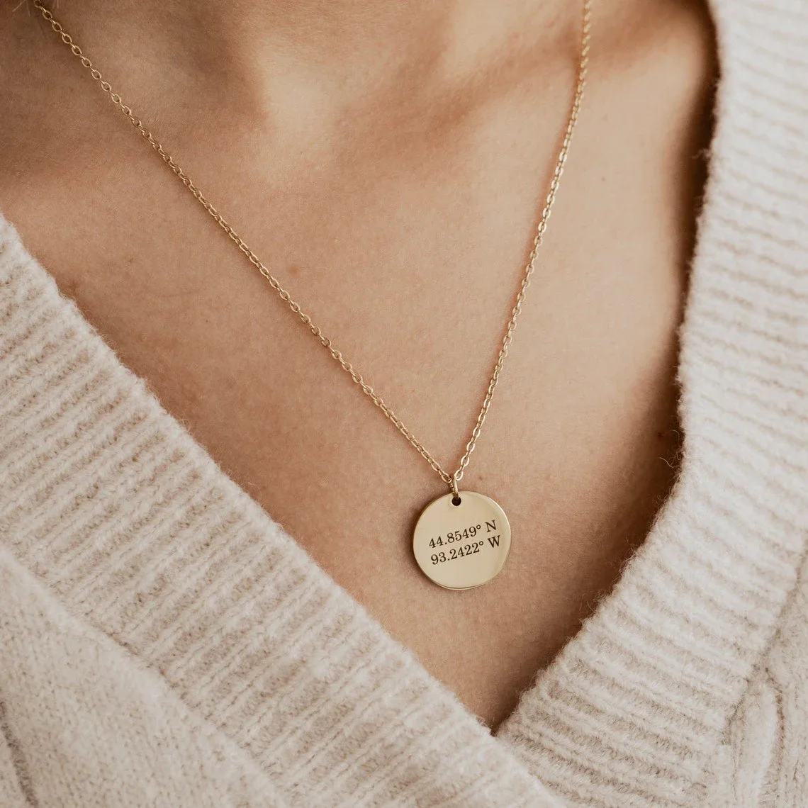أسماء محفورة مخصصة تاريخ الفول - مراجعة Birth Flower Necklace وسعره