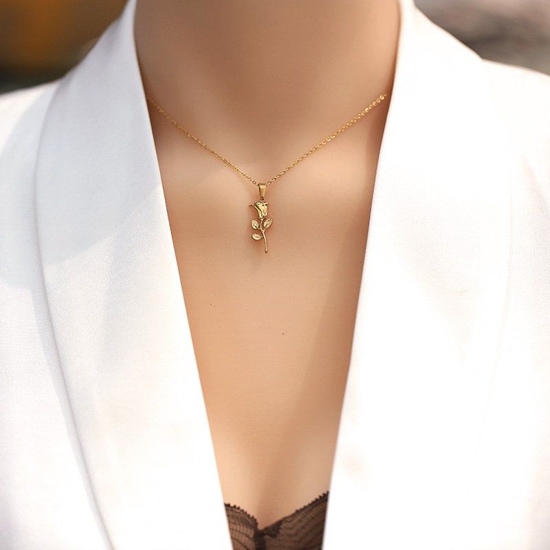 قلادة أنيقة بتصميم وردة من الف - مراجعة Birth Flower Necklace وسعره