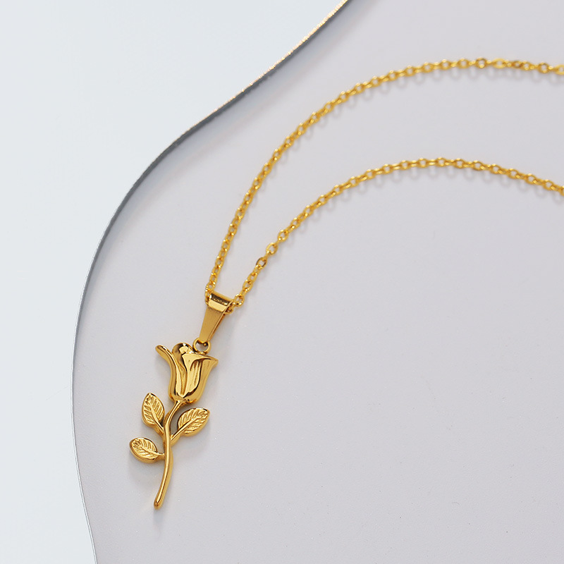 قلادة أنيقة بتصميم وردة من الف - مراجعة Birth Flower Necklace وسعره